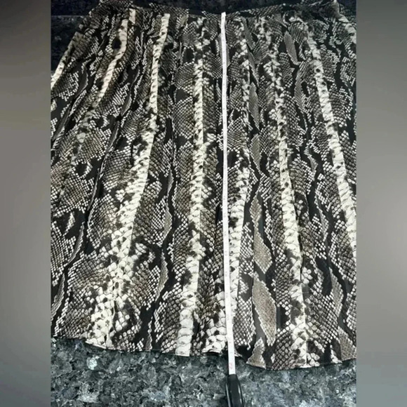 Jones New York | Snakeskin Print Skirt Full A-Line Pleated Skirt Size 8 Medium - Picture 5 of 5